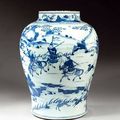 Époque KANGXI (1662 - 1722). Importante potiche en porcelaine blanche décorée en bleu sous couverte