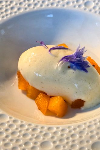 La carte propose une dizaine de plats ‘à la carte’ ainsi que deux menus: menu Découverte en trois services (90€) et le menu Dégustation en 5 services (€130). A noter également un menu gastronome à 28€ pour les enfants qui sont les plus que bienvenus à l'Hostellerie.