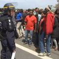 VIDEO-Calais: tensions vives entre CRS et des centaines de migrants aux abords du port