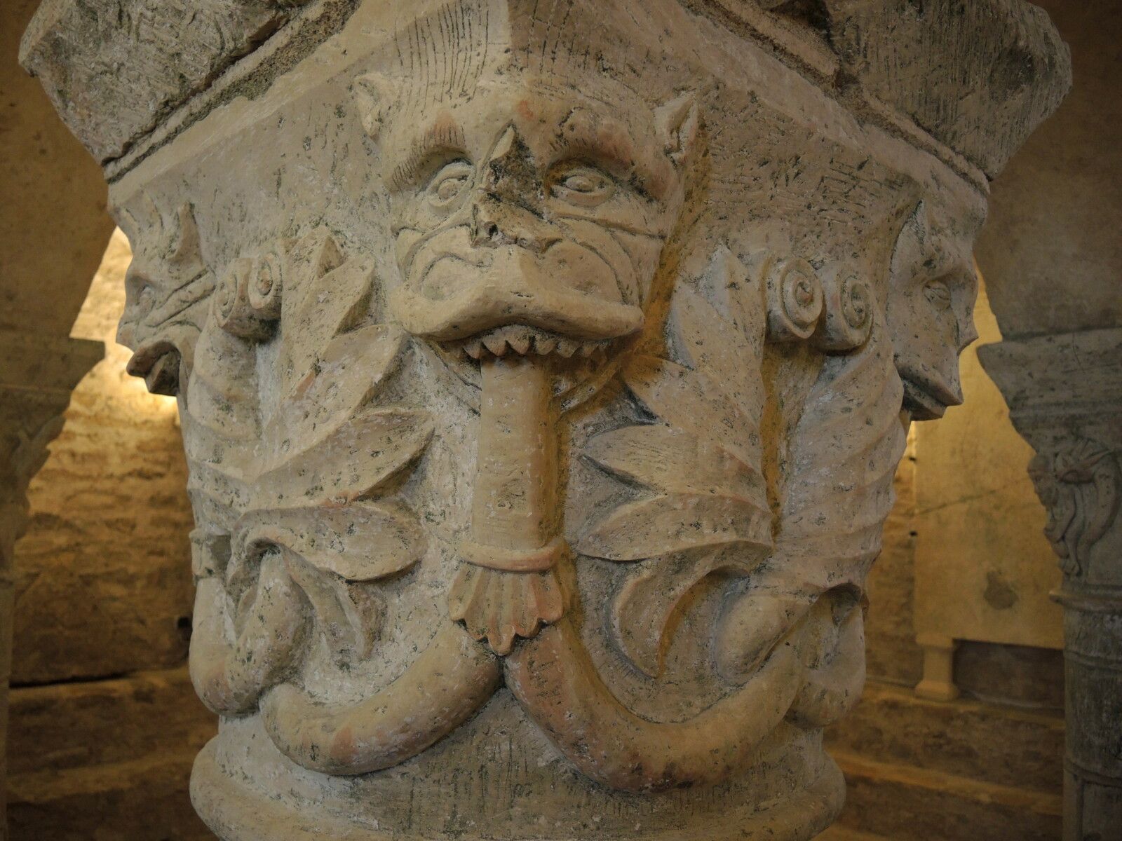 Saint-Parize-le-Châtel, église Saint-Patrice, crypte romane, colonne 4  (58)