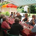 Groupe d'amis au resto en terrasse à Villard de Lans