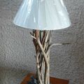 Lampe en bois flottés sur socle métalique, 