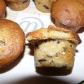 Muffins au chocolat noir et thé glacé et gateau au chocolat au lait et thé glacé