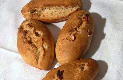Petits pains semi-complets aux noix et aux noisettes, aux olives, oignons et thym ou aux céréales