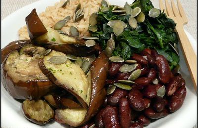 Assiette veggie : riz au tahin, haricots rouges, tombée d'épinard et aubergines sautées