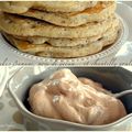 Pancakes, noix de pécan, banane et chantilly pralinoise