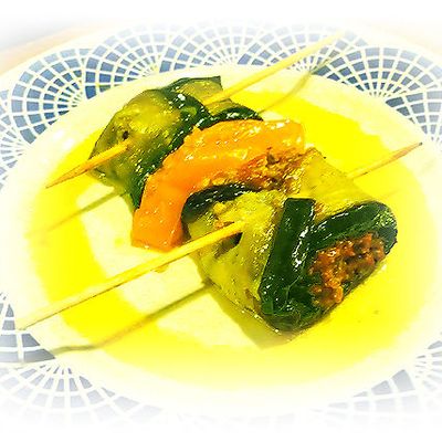 Brochettes d'aubergines farcies, épinard et tomate confits et beurre noisette au gingembre