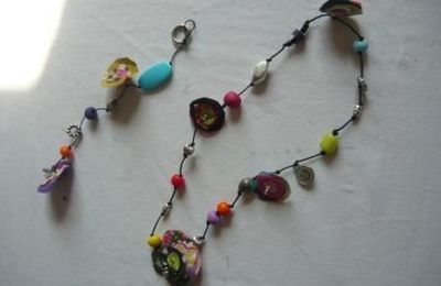 sautoir et bracelet de corolles de tissus multicolores