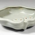 Époque XIXe siècle. Lave-pinceaux en porcelaine émaillée céladon en forme de lingzhi. 