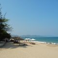 Nha Trang, Plage superbe, peu de Vietnamiens mais des Russes partout. Sommes nous sur la mer noire?
