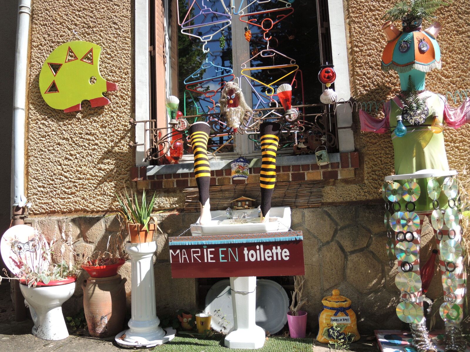 Hérisson, une maison décorée. (03)