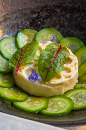 La carte propose une dizaine de plats ‘à la carte’ ainsi que deux menus: menu Découverte en trois services (90€) et le menu Dégustation en 5 services (€130). A noter également un menu gastronome à 28€ pour les enfants qui sont les plus que bienvenus à l'Hostellerie.