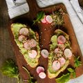 Tartines au guacamole, radis et graines germées