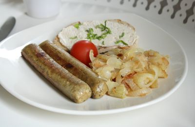 Brunch nordique aux saucisses, compotée de pommes aux oignons & tartine pomme-raifort