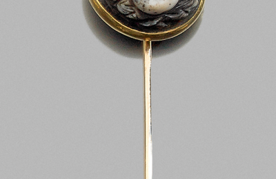 Epingle ornée d’un camée gravé d’un masque de Méduse. Art romain, IIIe siècle
