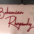 Bohemian Rhapsody en tricotin (laine bordeaux), exposé au Biban Bazar. Prix: 30€