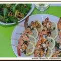 BROCHETTES DE GAMBAS ET SALADE DE GNOCCHI A LA ROQUETTE