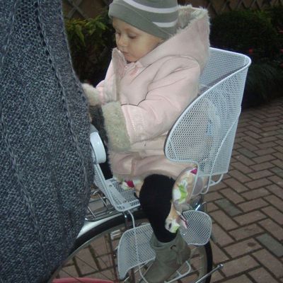 théa découvre le vélo!