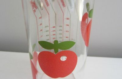 VENDU - Grand verre doseur Henkel Motif pommes 
