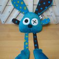 Doudou lapin bleu marron vert