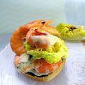 Mini burger aux crevettes - sauce mayonnaise/ pesto / tapenade noire + salade 