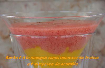 Sorbet à la mangue sous mousse de fraise et surprise de crumble