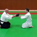 Remise de Hakama pour Maxime après passage de grade 2ème Kyu avec les félicitations des enseignants du club