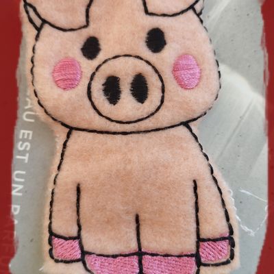 un minou et des marionnettes à doigt