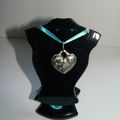 pendentif coeur ciselé en argent, collier en tissu bleu turquoise, attaches en argent