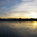 Coucher de soleil sur lac gelé