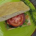 Hamburger au vin rouge sur focaccia au romarin