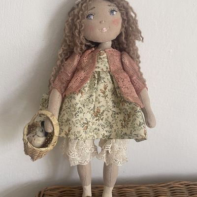Lily et son petit panier garni...(18cm)