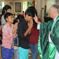 Father Bruno blesses the youths / Le Père Bruno bénit les jeunes