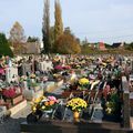 TOUSSAINT : LES CHAUDES COULEURS DU CIMETIÈRE HIRSONNAIS.