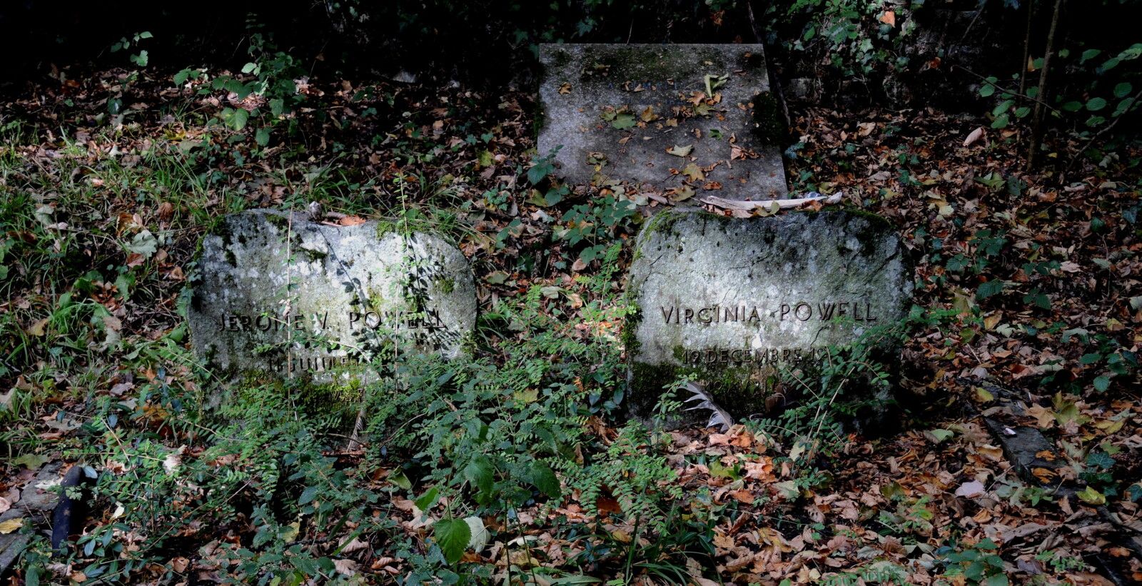 Céligny, le vieux cimetière, tombes Powell (Suisse)