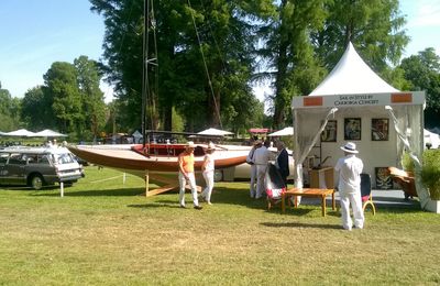 bateaux sur l'herbe et belles voitures