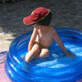 Florian dans la piscine de Célia !!!