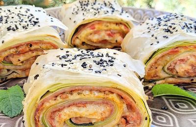 ...Délicieux roulés croustillants aux courgettes, jambon, chèvre frais et pâte filo, super facile à faire...