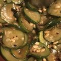 Gourmandises du dimanche- courgettes grillées à l'ail et pignons de pin