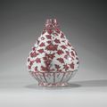 Rare vase en porcelaine à décor rouge de cuivre, Yuhuchunping, Dynastie Ming, Époque Hongwu (1368-1398)