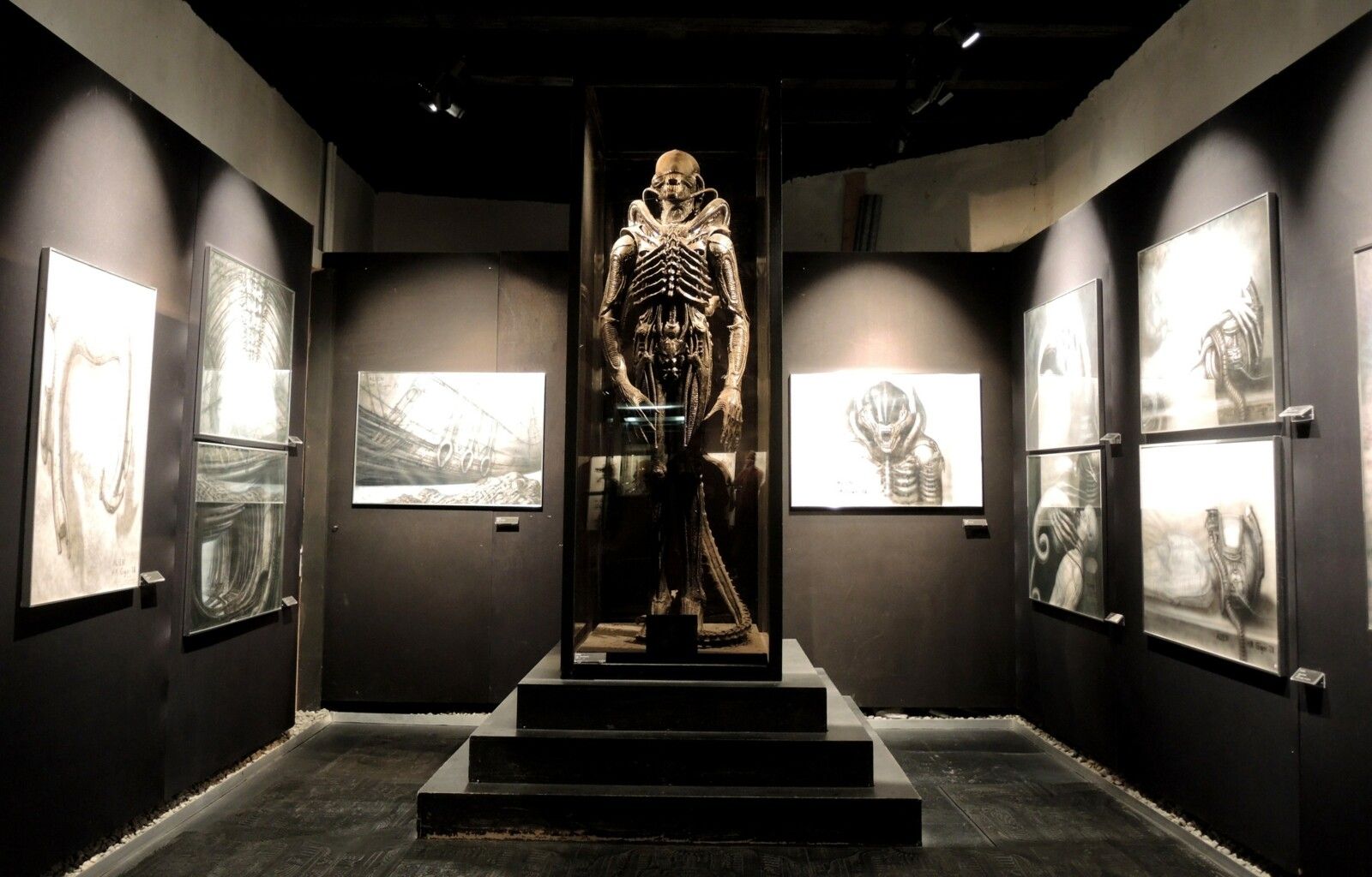 Gruyères, musée HR Giger, 1er étage, alien, grande sculpture. (Suisse)