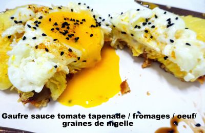 gaufre garnie de sauce tomate/tapenade,  fromages, oeufs et graines de nigelle 