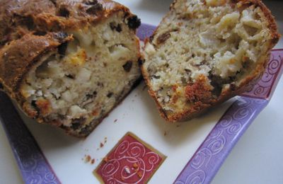 Cake au chèvre, noix et raisins