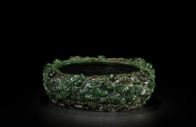 A large spinach-green jade oval 'dragon' washer, 18th-19th century