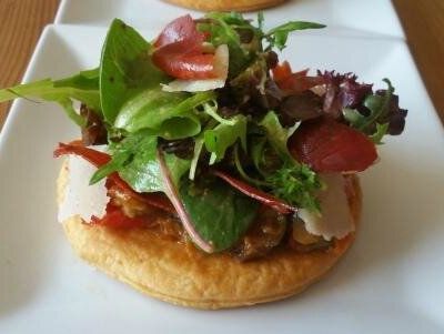 Croustillant aux légumes d'été, mesclun, copeaux de parmesan et chips de jambon cru