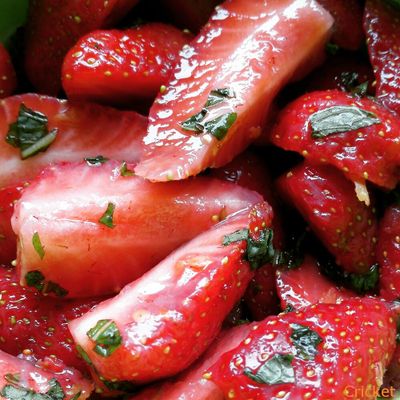 Salade de fraises parfumée à la menthe