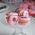 Macaron tout rose à la framboise garni de ganache à la pistache