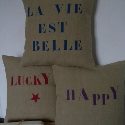 LES NOUVEAUX COUSSINS TEXTE POCHOIR EN COULEUR !