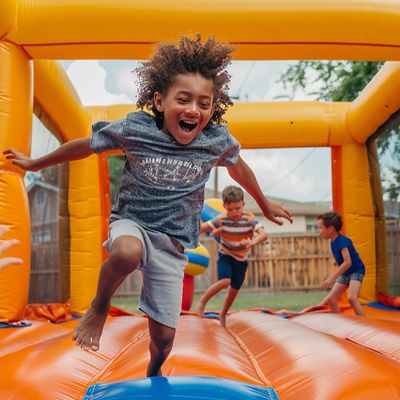 Comment impliquer les parents dans la surveillance et la sécurité des enfants sur les structures gonflables