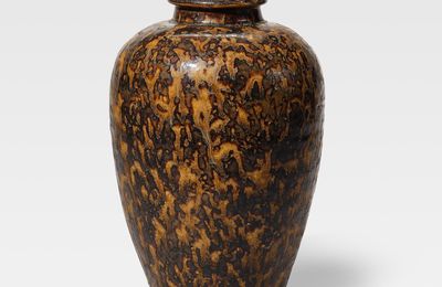 A Jizhou 'tortoise-shell'-glazed vase, meiping, Southern Song Dynasty (1127-1279)